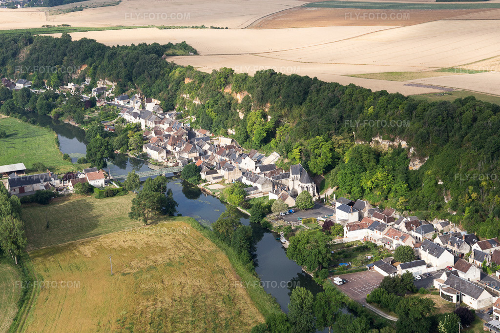 Aerial view: View of the town in Saint-Rimay in the state Loir et Cher, France. – Photo: IMG_101125.jpg taken on 06/24/2017 by Werner Riehm/FLY-FOTO.com – Resolution of the original: 5472 x 3648 px