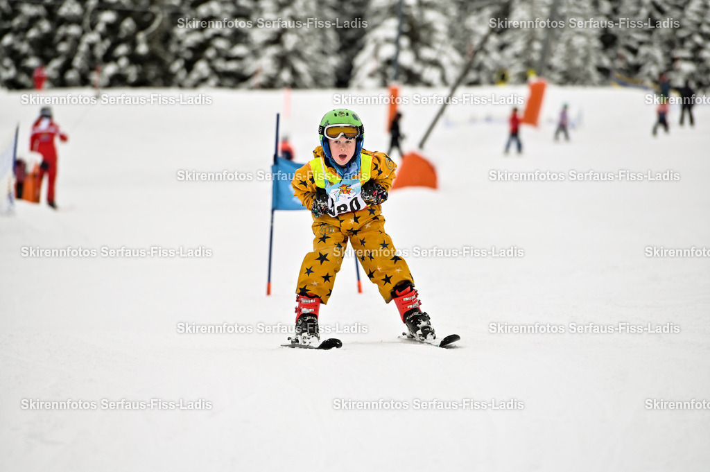 SRF_20.02.2026_0554 | Skirennfotos,Serfaus,Fiss,Ladis,Kinderskirennen,Winter,Tirol,Oberland,skirace,SFL,feelfree,weil wir's genießen,ski,Ski,skifahren,Sonnenplateau, - Realisiert mit Pictrs.com
