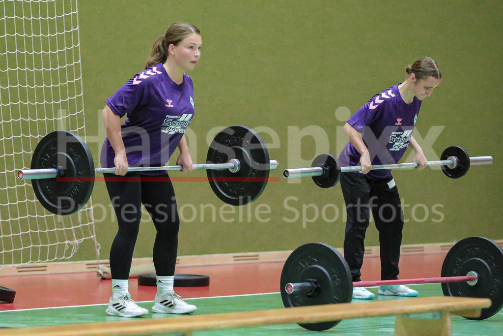 Handball, 2. Bundesliga Frauen, Training SV Werder Bremen | v.li.: Madita Probst (SV Werder Bremen, 10) und Emy-Jane Hürkamp (SV Werder Bremen) bei einer Übung, Trainingsübung