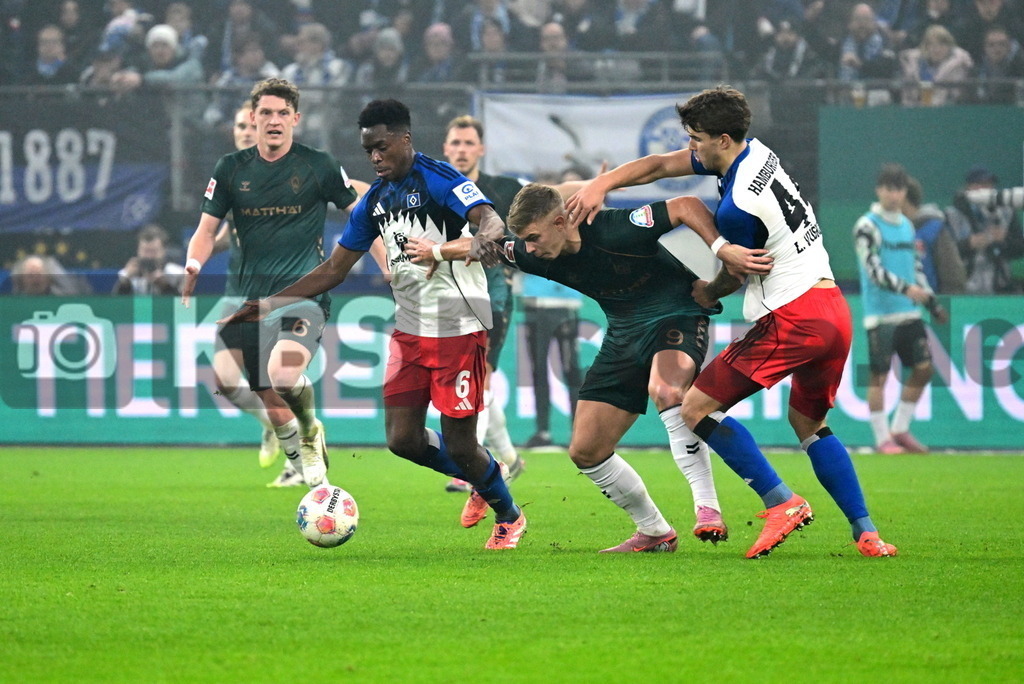 KBS Picture_HSV-WerderBremen_006 | v.l. Sambi Lokonga Albert Sambi (HSV) , Topp Keke (Werder Bremen) , Vuskovic Luka (HSV) ,Sportplatz :  Volksparkstadion, - Realisiert mit Pictrs.com