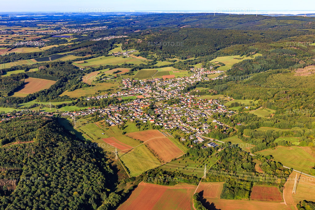 Luftbild: Ortsansicht von Nordosten im Ortsteil Wadrill in Wadern im Bundesland Saarland in Deutschland. Foto: IMG_149744.jpg vom 06.09.2025 durch Werner Riehm/FLY-FOTO.de