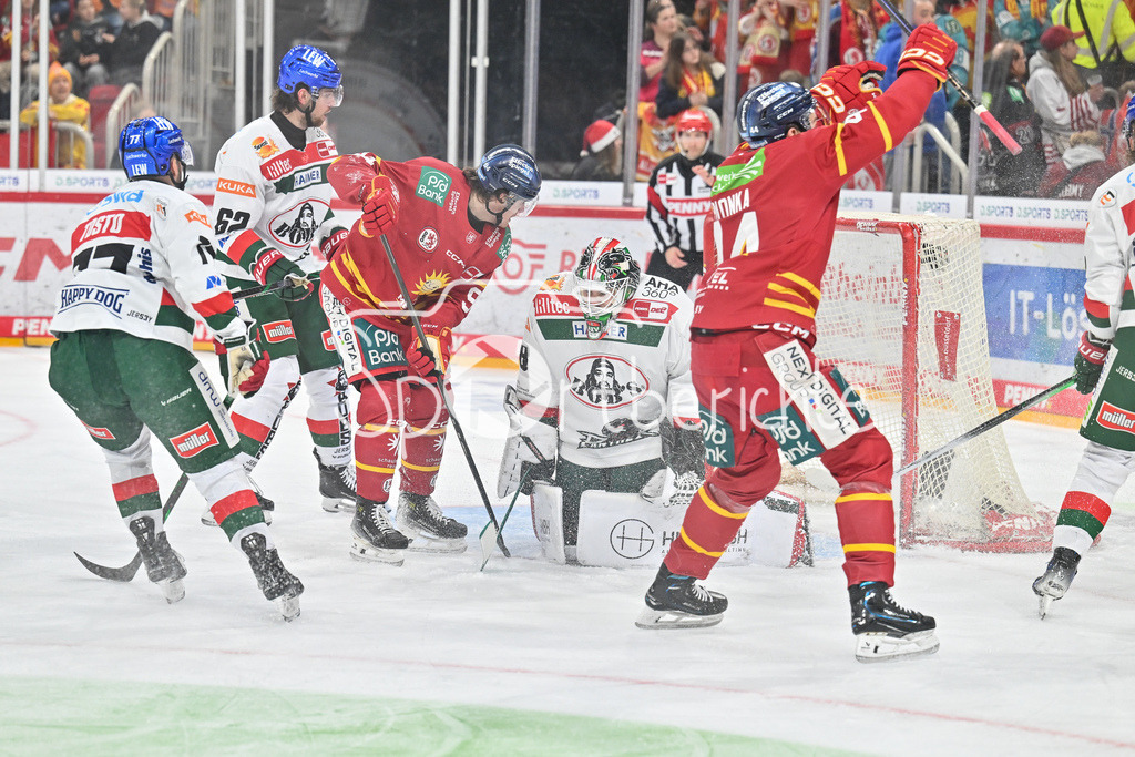 Düsseldorfer EG - Augsburger Panther | Jubel der Duesseldofer nach dem Treffer zum 2-1 durch Jacob PIVONKA (Duesseldorfer EG 44) / freude / happy / tor / Torschuezte / DEL: Duesseldorfer EG - Augsburger Panther, PSD Bank Dome am 22.12.2024