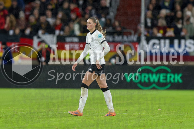 Deutschland vs Frankreich - Halbfinale - UEFA Women's Nations League | Düsseldorf, Deutschland, 24.10.25:   Jule Brand ( Deutschland ) schaut waehrend des Halbfinals der UEFA Women's Nations League zwischen Deutschland vs Frankreich in der Merkur-Spiel-Arena(Foto von Brauer-Fotoagentur / Adrian Schlueter)