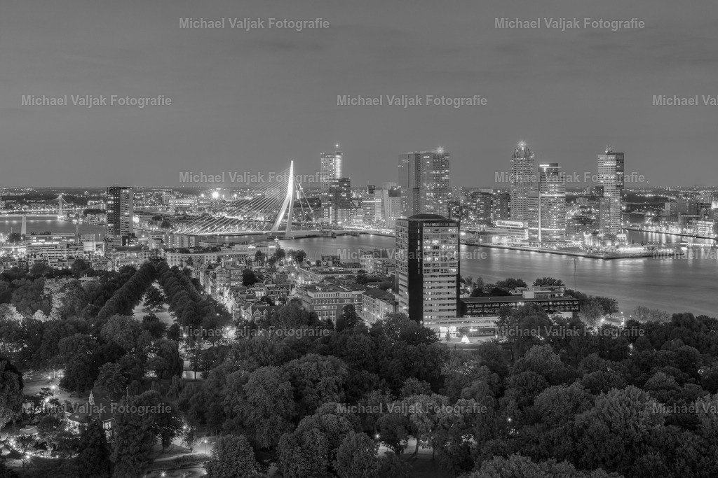 Rotterdam Skyline am Abend schwarz-weiß | Blick auf die Skyline von Rotterdam am Abend. - Realisiert mit Pictrs.com