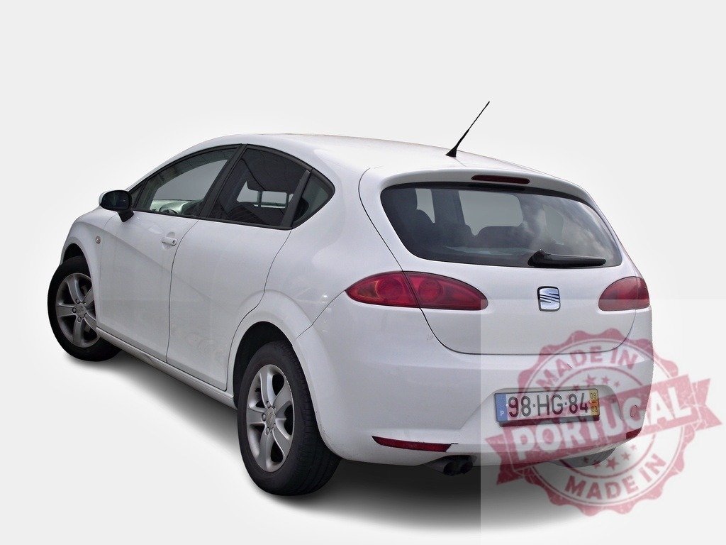 White SEAT Leon hatchback car with Portuguese license plate | White SEAT Leon hatchback car with a Portuguese license plate on a white background - Realized with Pictrs.com