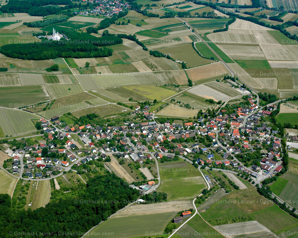 2526209 | MOOS 01.08.2005 Landwirtschaftliche Nutzflächen und Feldgrenzen  umsäumen das Siedlungsgebiet des Dorfes in Moos im Bundesland Baden-Württemberg, Deutschland // Agricultural land and field boundaries surround the settlement area of the village  in Moos in the state Baden-Wuerttemberg, Germany Foto: Gerhard Launer