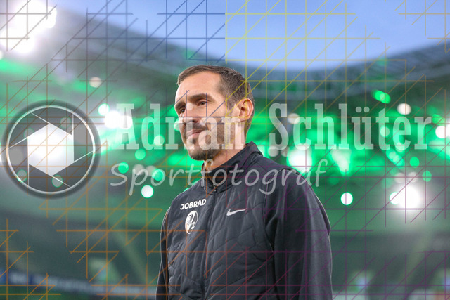 Borussia Mönchengladbach vs SC Freiburg - Bundesliga  | Mönchengladbach, Deutschland, 05.10.25:   Trainer Julian Schuster (SC Freiburg) schaut waehrend des Spiels der Bundesliga zwischen Borussia Mönchengladbach vs SC Freiburg im Stadion im Borussia Park(Foto von Brauer-Fotoagentur / Adrian Schlueter)
