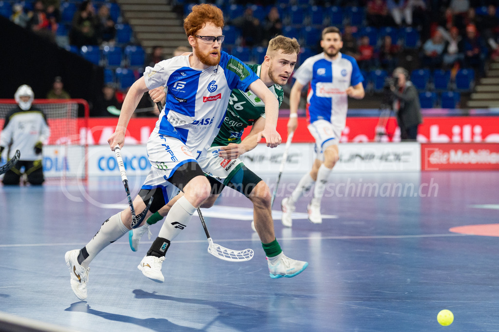 SV Wiler-Ersigen vs GC Unihockey - 23. April 2022 | SV Wiler-Ersigen vs GC Unihockey
Stimo Arena, Kloten
#7 Tobias Heller (GC Unihockey) gegen #36 Jan Ziehli (SV Wiler-Ersigen).
Bild: Sportfotografie Markus Aeschimann | www.markus-aeschimann.ch - Realisiert mit Pictrs.com