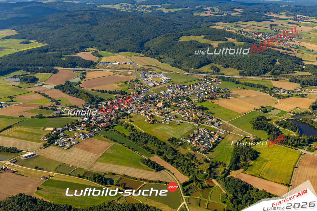 Das Luftbild zeigt : Trisching Schmidgaden - Die Luftaufnahme wurde 2024 vom UL-Flugzeug aus erstellt ( keine Drohne ) - Hochauflösende Luftaufnahme - Für grossformatige Ausdrucke geeignet. Die Geschenkidee !Mit Lizenz und Bildrechte bestellbar