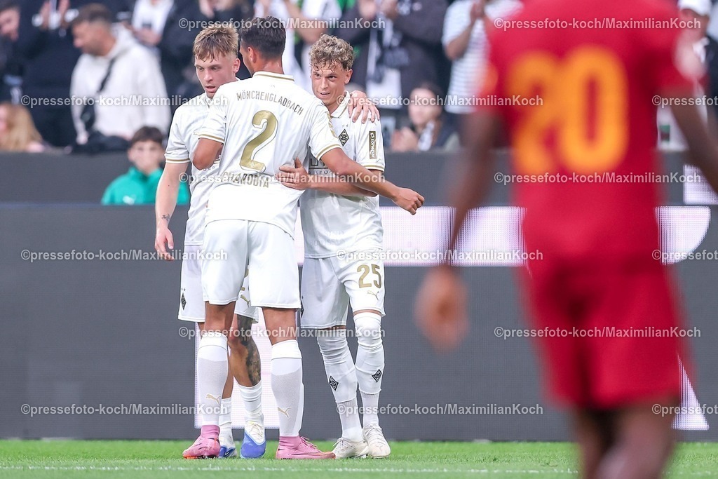 BMG02082501013 | 02.08.2025, Fußball, Borussia Mönchengladbach - FC Valencia, 125 Jahrfeier Jubiläumsspiel, Borussia-Park, Saison 2025 2026: Torjubel nach dem Tor zum 1:0 durch Torschütze Robin Hack (Borussia Mönchengladbach #25)  zusammen mit  Luca Netz (Borussia Mönchengladbach #20) Fabio Chiarodia (Borussia Mönchengladbach #02)  DFB regulations prohibit any use of photographs as image sequences and or quasi-video.