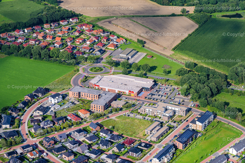 Stade_Riensförde_Famila_ELS_8080040823 | STADE 04.08.2023 Ortsansicht von Riensförde Heidesiedlung mir dem Famila Lebensmittelmarkt im Bundesland Niedersachsen, Deutschland. // City view of Riensfoerde Heidesiedlung with the Famila food market in the state of Lower Saxony, Germany. Foto: Martin Elsen