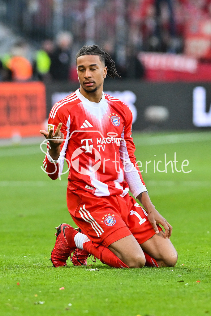 FC St. Pauli - FC Bayern München | ST. PAULI, DEUTSCHLAND - 11. APRIL: im Bild Michael OLISE (FC Bayern Munich 17) - der die Fouls zählt während dem Bundesligamatch zwischen dem FC St. Pauli und dem FC Bayern München am 29. Spieltag im Millerntor Stadion / DFL REGULATIONS PROHIBIT ANY USE OF PHOTOGRAPHS AS IMAGE SEQUENCES AND/OR QUASI-VIDEO