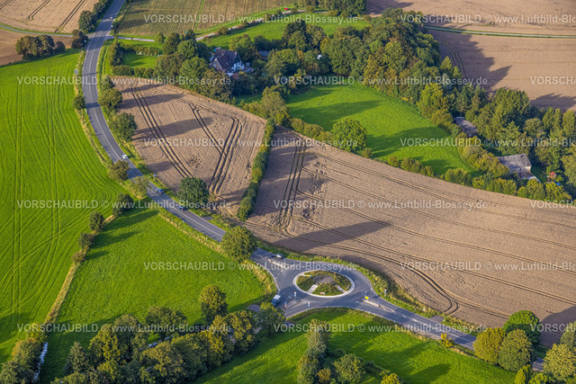 Hagen230904003 | Luftbild, Kreisverkehr mit Straßenverbindung Landesstraße L528 zum Ortsteil Zurstraße, geplanter Fußweg und Radweg, Königsheide, Breckerfeld, Ruhrgebiet, Nordrhein-Westfalen, Deutschland