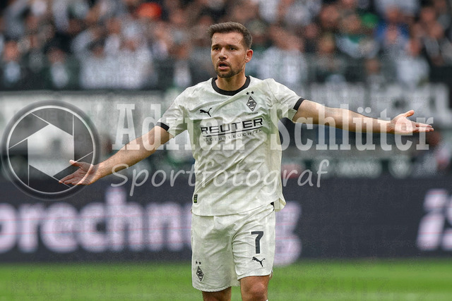03.05.2026, GER, Fussball, Herren, 1. BL, Saison 2025/2026, Borussia Mönchengladbach - Borussia Dortmund | Kevin Stöger (Borussia Mönchengladbach) gestikuliert, Gestik 