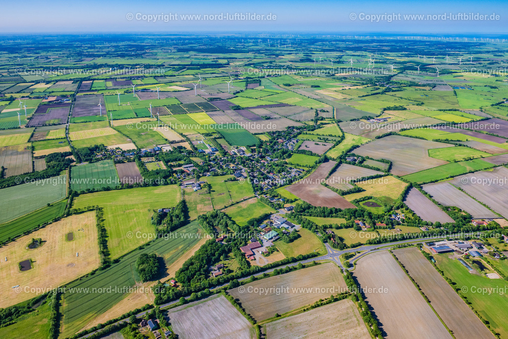 Hörup_ELS_8105100623 | HöRUP 10.06.2023 Ortsansicht der Straßen und Häuser der Wohngebiete in Hörup im Bundesland Schleswig-Holstein, Deutschland. // Town View of the streets and houses of the residential areas in Hoerup in the state Schleswig-Holstein, Germany. Foto: Martin Elsen