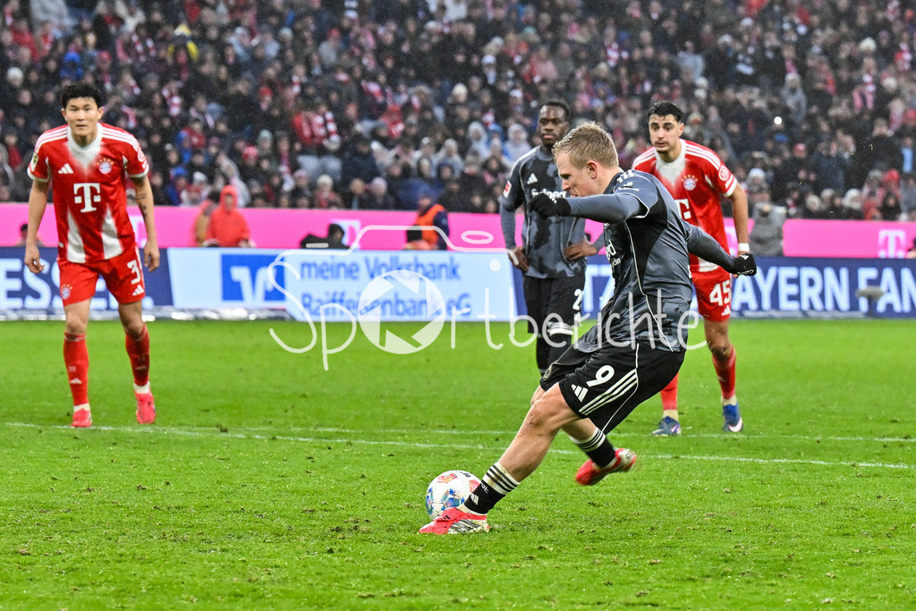FC Bayern München - Eintracht Frankfurt | MUNICH, GERMANY - 21. FEBRUARY: im Bild Jonathan BURKHARDT (Eintracht Frankfurt 9) der per Elfmeter zum 1-3 trifft / Tor / Torschuetze / Freude / Happy während dem Bundesligamatch zwischen dem FC Bayern München und der SG Eintracht Frankfurt am 23. Spieltag in der Allianz Arena / DFL REGULATIONS PROHIBIT ANY USE OF PHOTOGRAPHS AS IMAGE SEQUENCES AND/OR QUASI-VIDEO