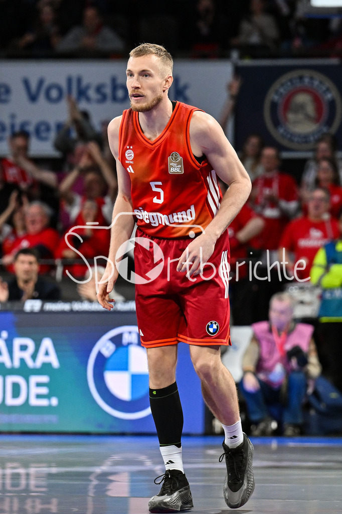 FC Bayern München - Skyliners Frankfurt | MUNICH, GERMANY - 17. FEBRUARY: im Bild Niels GIFFEY (FC Bayern Basketball 5) / Einzelfoto / Freisteller während dem Spiel zwischen dem FC Bayern München und den Skyliners Frankfurt am 21. Spieltag der easyCredit BBL im BMW Park