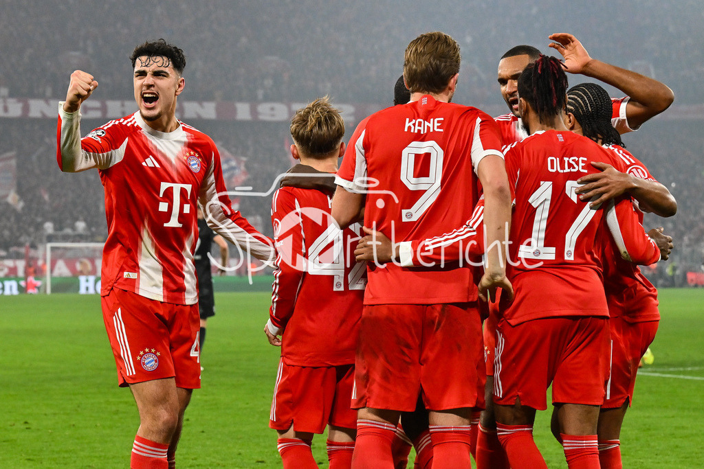FC Bayern München - Sporting Lissabon | MUNICH, GERMANY - 09. DECEMBER: Jubel der Bayern nach dem Treffer zum 2-1 durch Lennart KARL (FC Bayern Munich 42) / Tor / Torschuetze / Freude / Happy während dem Match zwischen dem FC Bayern München und Sporting Lissabon am 6. Spieltag der UEFA Champions League Ligaphase in der Allianz Arena