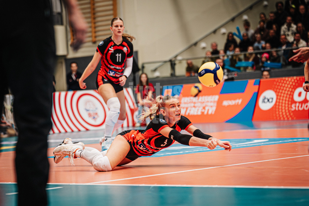 Volleyball | Frauen | Saison 2025/2026 | Volleyball Bundesliga | ETV Hamburger Volksbank Volleys vs. SSC Palmberg Schwerin | 17.01.2026 | Lina Köster (#3, ETV Hamburger Volksbank Volleys) springt zum Ball