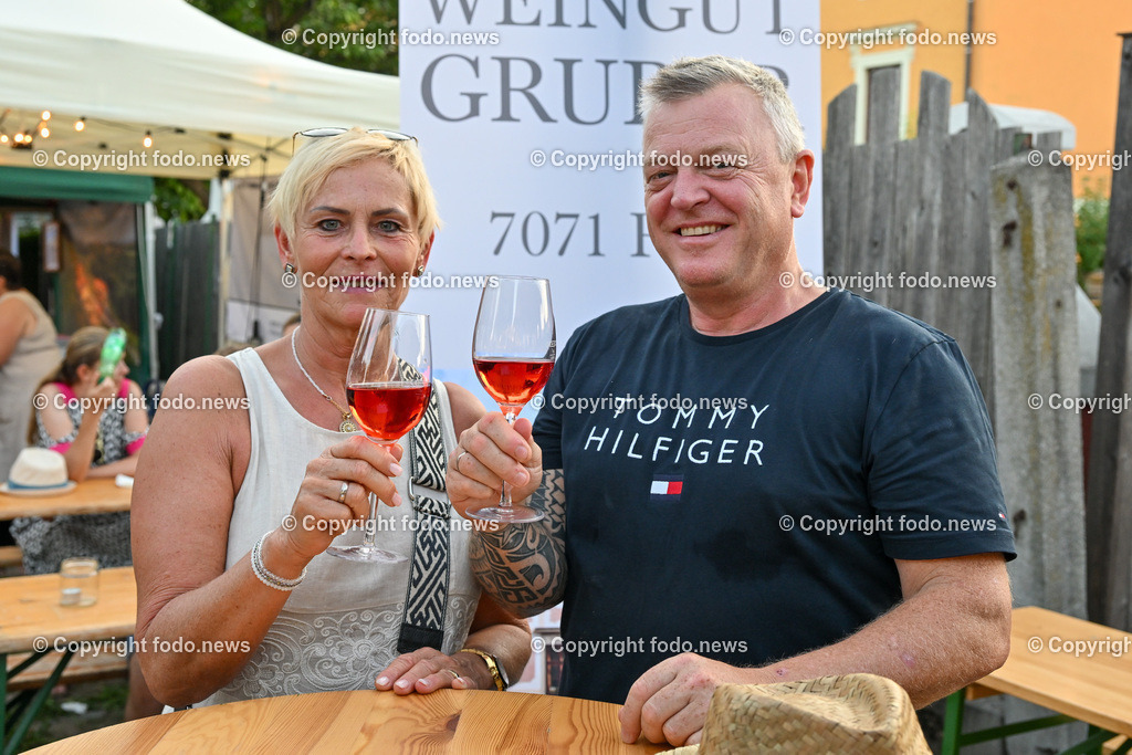 Linzer Kronefest 2023_ 19.08.2023-117 | 19.08.2023, Linzer Kronefest 2023, AUT, im Bild Linzer Kronefest 2023, Weindorf, Weinstrasse

Rosa und Guenter Huber aus Hall in Tirol auf Vereinsausflug in Linz