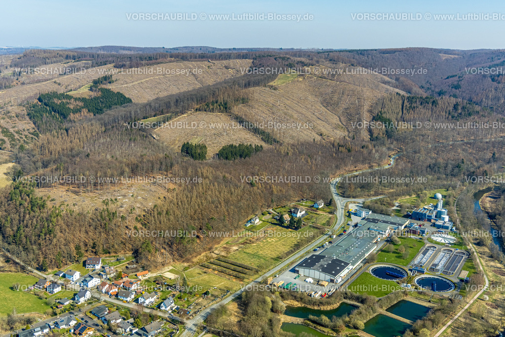 HB-Arnsberg220302289 | Luftbild, E + S Holz- und Kunststofftechnik sowie Ruhrverband Kläranlage Wildshausen und Waldgebiet am Kuhnsberg mit Waldschäden in Glösingen, Arnsberg, Sauerland, Nordrhein-Westfalen, Deutschland