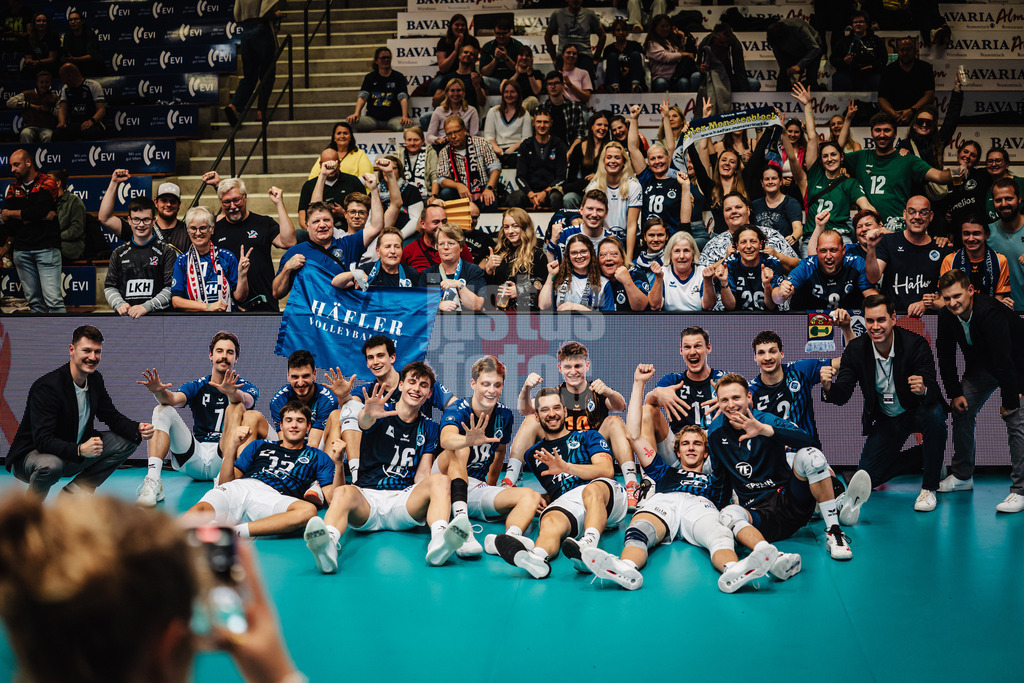 Volleyball | Herren | Saison 2025/2026 | Volleyball Ligacup | VfB Friedrichshafen vs. WWK Volleys Herrsching | 12.10.2024 | Der VfB Friedrichshafen freut sich über den Dritten Platz und posiert für ein Foto mit den Fans