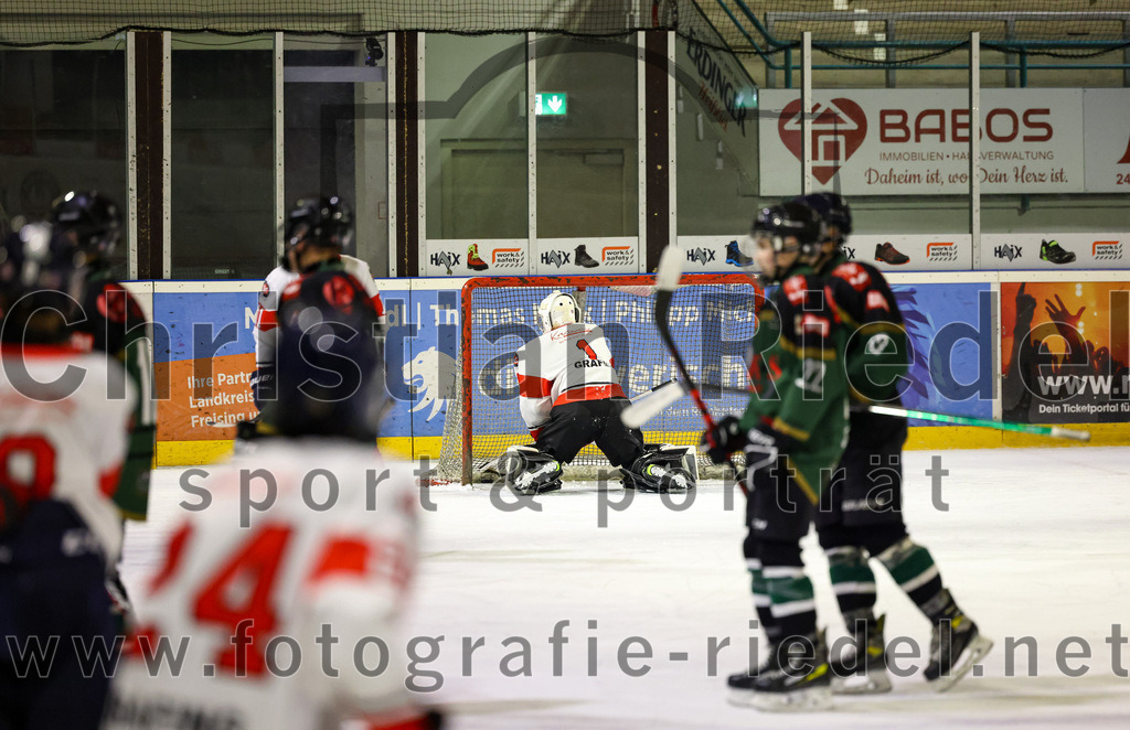 2022-12-04_106_TSV_Erding_gegen_EHC_Klostersee | Erding, Deutschland, 04.12.2022:
Eishockey, Bayernliga U17 2022 / 2023, 11. Spieltag, TSV Erding gegen EHC Klostersee, Endergebnis: 3:5

Torwart Robin Merwald (EHC Klostersee, #1)

Foto: Christian Riedel / fotografie-riedel.net