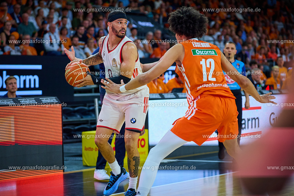 GER, ratiopharm ulm gegen FC Bayern, Basketball, 2. PlayOff, Finale, EasyCredit Bundesliga, Spielzeit 2024/2025, 18.06.2025 | Nick Weiler-Babb (FC Bayern, #00) und Noa Enssengue (ratiopharm ulm, #12)GER, ratiopharm ulm gegen FC Bayern, Basketball, 2. PlayOff, Finale, EasyCredit Bundesliga, Spielzeit 2024/2025, 18.06.2025Foto: Eibner-Pressefoto/Gerald Oelze-de Stoppany
