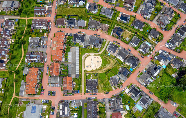 Bottrop240701663Kirchhellen | Luftbild, Wohngebiet Wohnsiedlung Tapperhof und Hellen Straße, Spielplatz im Mittelpunkt, Kirchhellen, Bottrop, Ruhrgebiet, Nordrhein-Westfalen, Deutschland