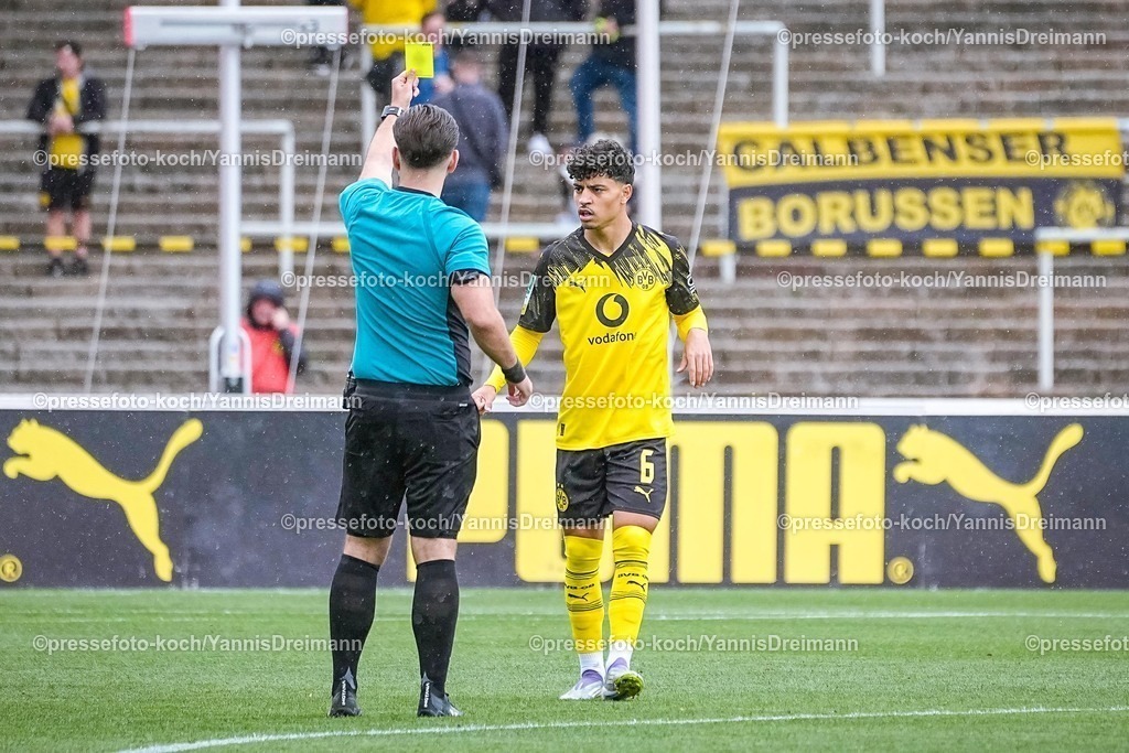 xydrx30082501001 | 30.08.2025, xydrx, Fußball, Regionalliga West, Borussia Dortmund II - Borussia Mönchengladbach II , Saison 2025 2026, Stadion Rote Erde: Ivan Mrkalj (Schiedsrichter) zeit Ayman Azhil (Borussia Dortmund II #6) die Gelbe Karte