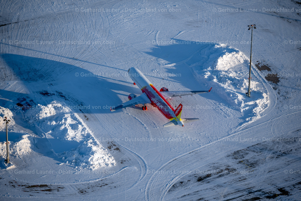 4045105 | ERFURT 14.02.2021 Winterlich schneebedeckte Passagierflugzeug der Reihe D-AVYO Airbus A321-271NX von Vietjet auf der Parkposition - Abstellfläche auf dem Flughafen im Ortsteil Bindersleben in Erfurt im Bundesland Thüringen, Deutschland. Weiterführende Informationen bei: Flughafen Erfurt GmbH. // Wintry snowy passenger airplane of Vietjet in parking position - parking area at the airport in the district Bindersleben in Erfurt in the state Thuringia, Germany. Further information at: Flughafen Erfurt GmbH. Foto: Gerhard Launer