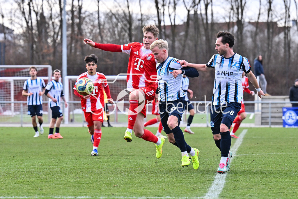 FC Bayern Amateure - Stuttgarter Kickers | MUNICH, GERMANY - 07. FEBRUARY: im Duell Anton HEINZ (FC Bayern München II 9) und Per LOCKL (Stuttgarter Kickers 21) und David TOMIC (Stuttgarter Kickers 8) während dem Testspiel zwischen den Amateuren des FC Bayern und den Stuttgarter Kickers am FC Bayern Campus