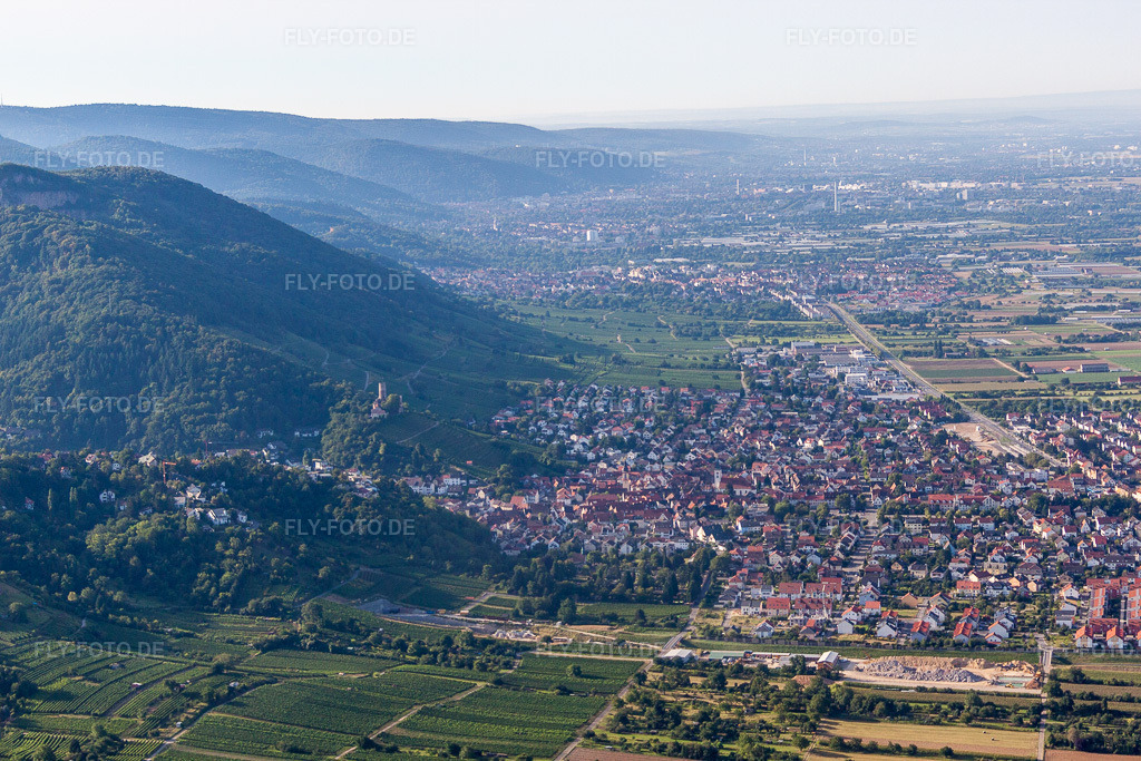 Luftbild: Ortsansicht am Rand des Odenwald in Schriesheim im Bundesland Baden-Württemberg in Deutschland. Foto: IMG_52156.jpg vom 19.08.2012 durch Werner Riehm/FLY-FOTO.de
