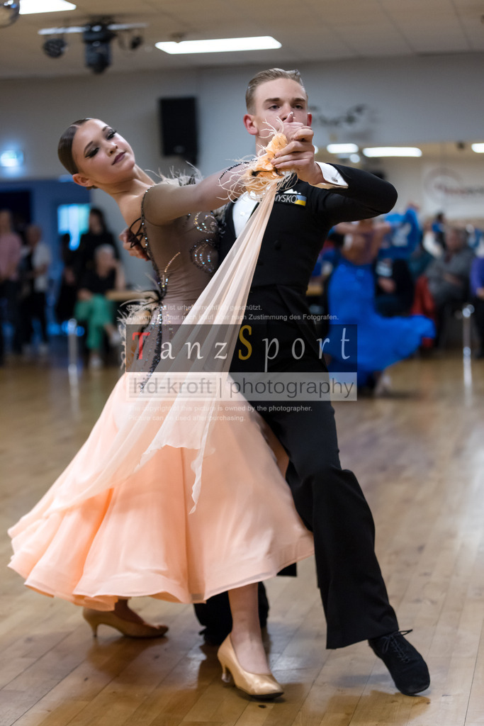 20240928_LM_U19_Std_7684 | Tanzsportbilder, Standardtanz, Lateintanz, WDSF, DTV, LTVB, dancecomp, goc, hessen tanzt, blaues band der spree, walzer, tango, wiener walzer, slowfox, quickstepp, samba, rumba, cha-cha-cha, paso doble. jive, hd-kroft photography, turniertanzsport