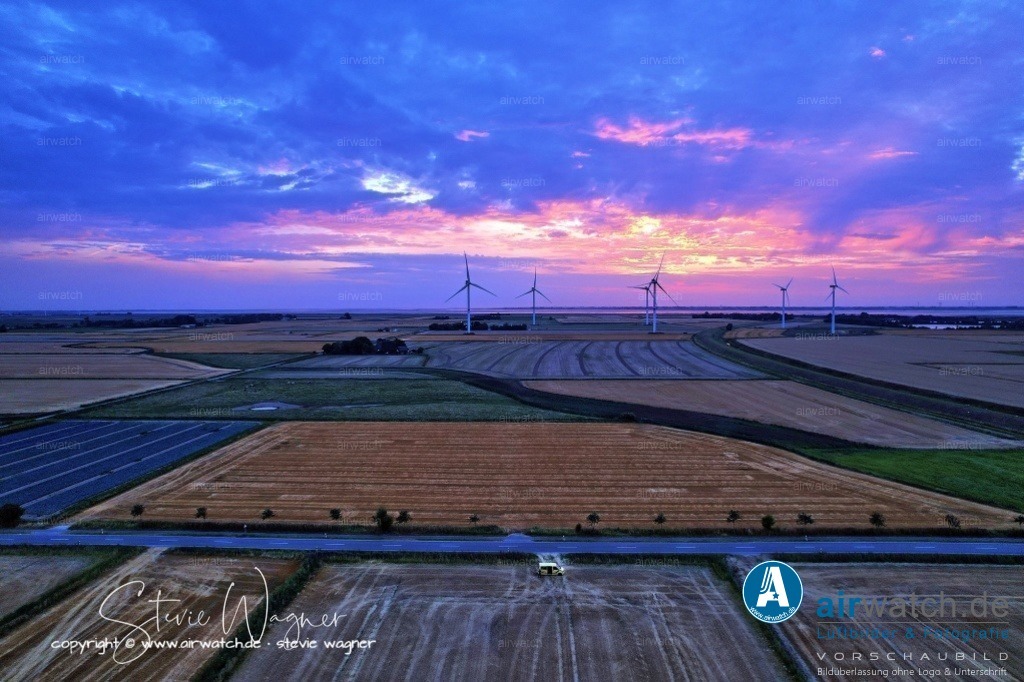 Windpark - Simonsberg | Entdecken Sie atemberaubende Luftbilder und Fotografien auf airwatch.de - Tauchen Sie ein in eine Welt voller faszinierender Aufnahmen aus der Vogelperspektive.