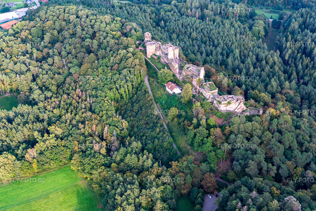 Burgenmassiv Altdahn mit den Burgruinen Grafendahn und Tanstein https://www.burgenlandschaft-pfalz.de/ | Luftbild: Burgenmassiv Altdahn mit den Burgruinen Grafendahn und Tanstein https://www.burgenlandschaft-pfalz.de/ in Dahn im Bundesland Rheinland-Pfalz in Deutschland. Foto: IMG_139020.jpg vom 30.09.2023 durch ©2025 Werner Riehm fly-foto.de/copyright - Realisiert mit Pictrs.com