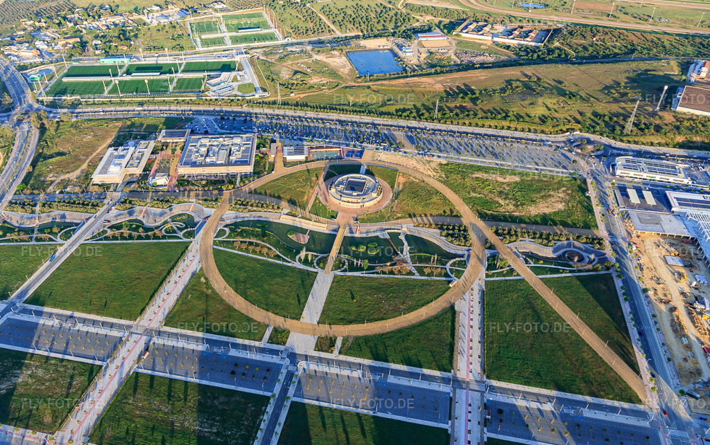 Luftbild: Research and Development Park Dehesa de Valme , S.A. mit Ciudad del Conocimiento vor der Universidad Loyola (Campus Sevilla) am Park Lago de la Vida in Dos Hermanas im Bundesland Sevilla in Spanien. – Foto: IMG_145676.jpg vom 22.04.2025 durch Werner Riehm/FLY-FOTO.de – Auflösung des Originals: 5119 x 3214 px – WWW.ULOYOLA.ES