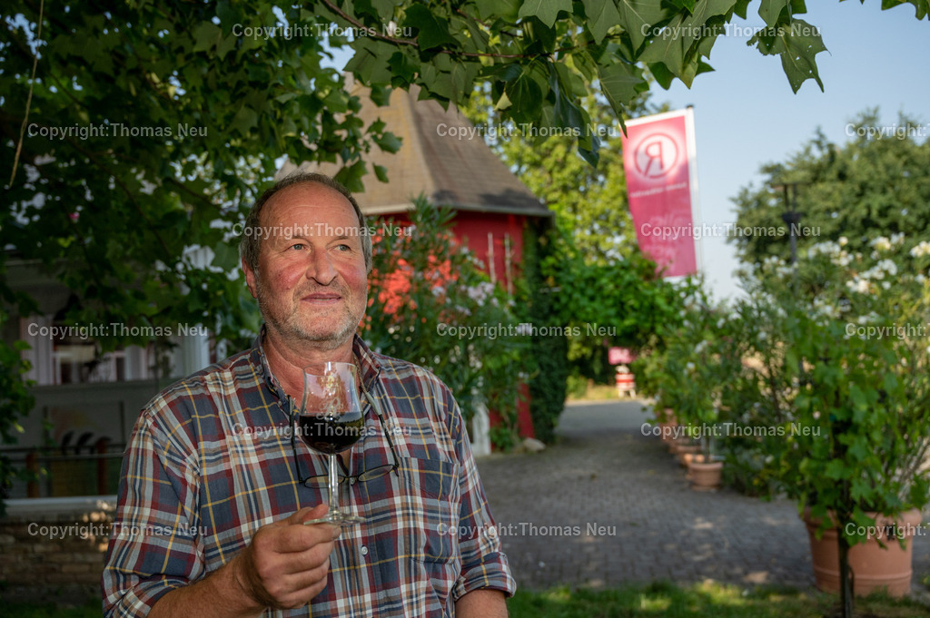 Weingut_Rothweiler_DSC_3756 | Bensheim, Winzer Hanno Rothweiler vor seinem Weingut, Bild: Thomas Neu