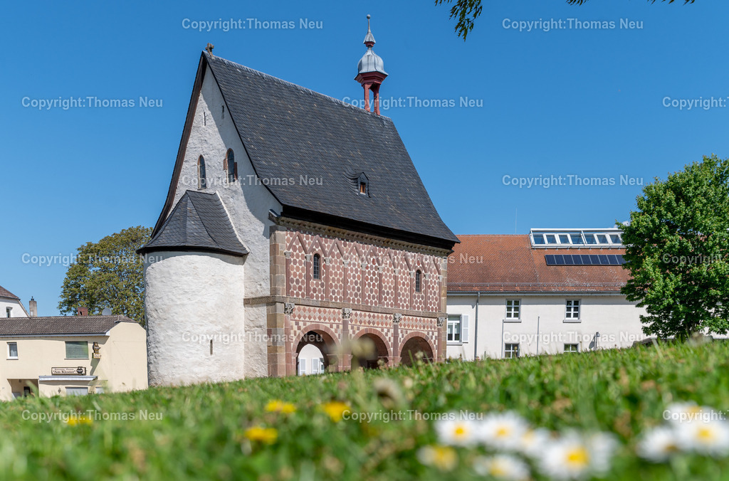 Kloster-abbey-Lorsch-Torhalle-Koenigshalle-UNESCO-Weltkulturerbe-world-heritage-site-Bergstrasse-hessen-germany-fotografie-Thomas_neu.jpg | Lorsch, Weltkulturerbe Kloster Lorsch, , Der architektonische Höhepunkt des UNESCO-Welterbes: Die pittoreske Königshalle mit der weltberühmten bunten Sandsteinfassade zählt zu den wenigen gut erhaltenen Gebäuden aus karolingischer Zeit. Obwohl ihr Zweck bis heute ungeklärt ist, ist ihre Bedeutung unbestritten.  dahinter das Kirchenfragment der Basilika, Thomas Neu