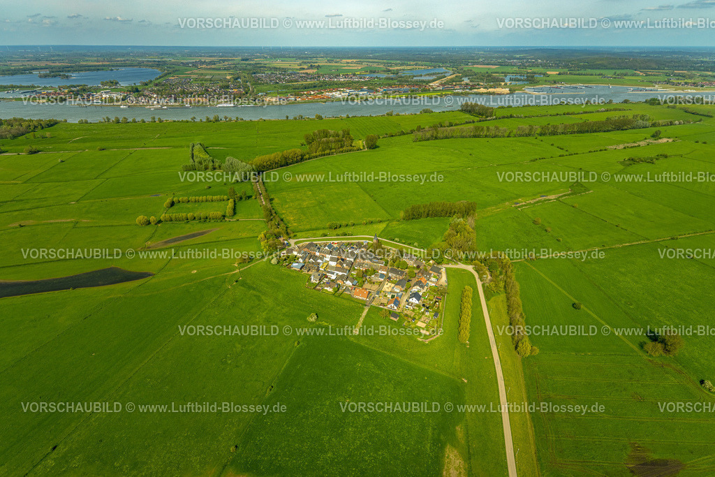 Kleve240402627RheinueberflutungsflaecheSchenkenschanz | Luftbild, Wohnsiedlung Ortsteil Schenkenschanz mit Hochwasserschutzmauer, Rheinüberflutungsfläche, umgeben von Wiesen und Feldern, hinten der Fluss Rhein und die deutsch-niederländische Grenze mit dem Ort Tolkamer, Fernsicht, Schenkenschanz, Kleve, Niederrhein, Nordrhein-Westfalen, Deutschland
