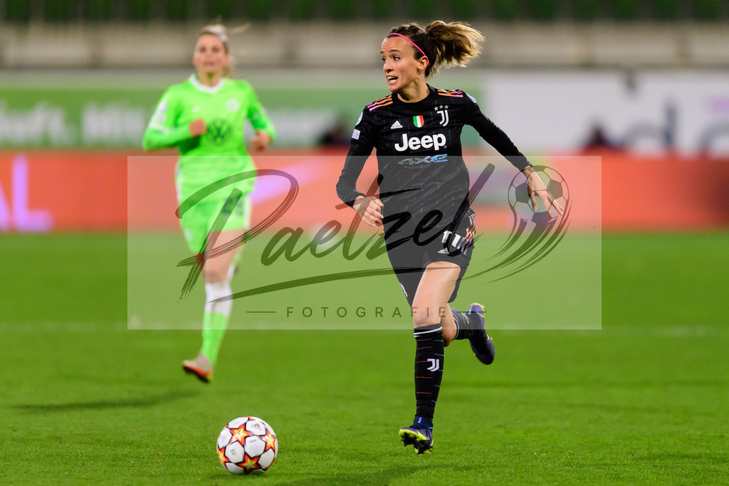WOBJUV20211118_175 | Fussball, Frauen: Barbara Bonansea (Juventus FC) in Aktion, am Ball, Einzelaktion bei dem Spiel der UEFA Women´s Champions League zwischen VfL Wolfsburg und Juventus Turin im AOK-Stadion am 18.11.2021 in Wolfsburg, Deutschland. - Realisiert mit Pictrs.com