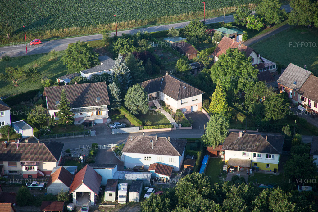 Vue aérienne: Vue de la ville à Scheibenhard dans le département Bas Rhin, France. Photo: IMG_082878.jpg prise le 26/06/2015 par Werner Riehm/FLY-FOTO.euRésolution de l'original: 5472 x 3648 px