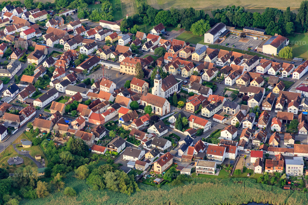 Luftbild: Prot. Kirche in Neuburg am Rhein im Bundesland Rheinland-Pfalz in Deutschland. Foto: IMG_079688.jpg vom 31.05.2015 durch Werner Riehm/FLY-FOTO.de