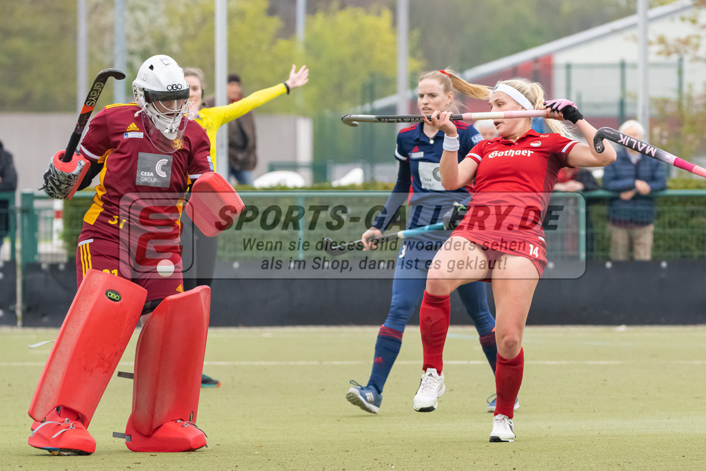 HK_20230416_107013 | 1. Bundesliga Damen Düsseldorfer HC - Rot-Weiss Köln am 16.4.2023 DHC Düsseldorf, Düsseldorf , Reuten Katharina ( Rot-Weiss Köln #14 ) , Sarah Mollenhauer Torfrau ( Düsseldorfer HC #31 )