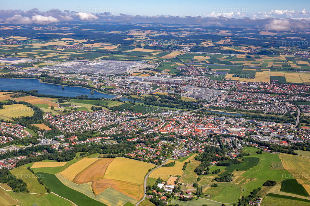 Luftbild:  in Dingolfing im Bundesland Bayern in Deutschland. – Foto: IMG_132764.jpg vom 02.07.2022 durch Werner Riehm/FLY-FOTO.de – Auflösung des Originals: 5472 x 3648 px – Stadt Dingolfing - Stadt Dingolfing