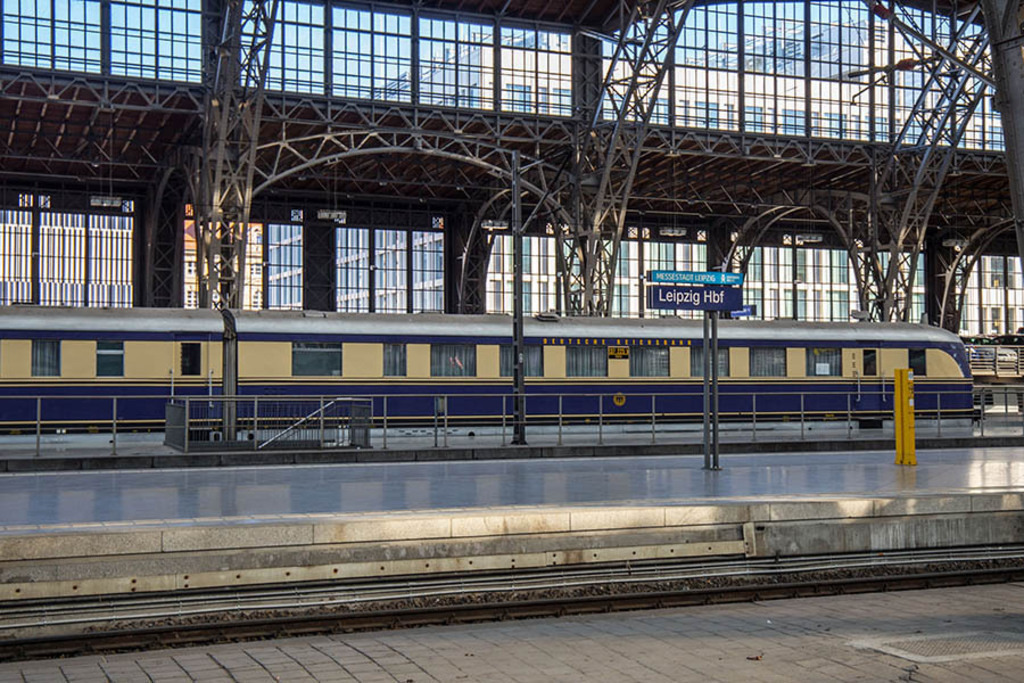 Hauptbahnhof - Museumsgleis 24 | Entdecke über 20 Kategorien Leipzig-Motive: Foto-Downloads, hochwertige Poster, Leinwand- & Fine-Art-Prints. Jetzt Lieblingsfoto im Bildlexikon Leipzig Shop bestellen!