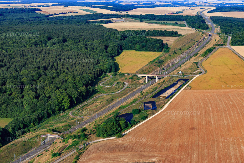 Aerial view: TGV railway line in Prény in the state Meurthe et Moselle, France. – Photo: IMG_083268.jpg taken on 07/12/2015 by Werner Riehm/FLY-FOTO.com – Resolution of the original: 5472 x 3648 px