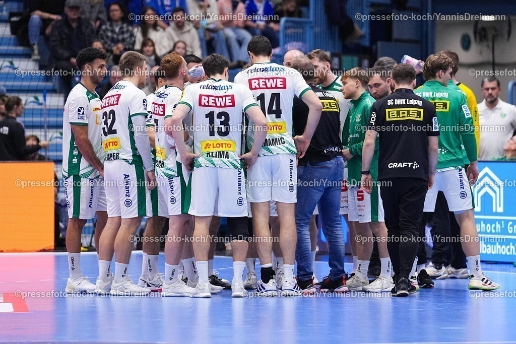 xYDRx22112502055 | 22.11.2025, xydrx, Handball, 1.HBL, VFL Gummersbach - SC DHfk Leipzig, Schwalbe-Arena: Die Spieler des SC DHfk Leipzig  stehen im Kreis