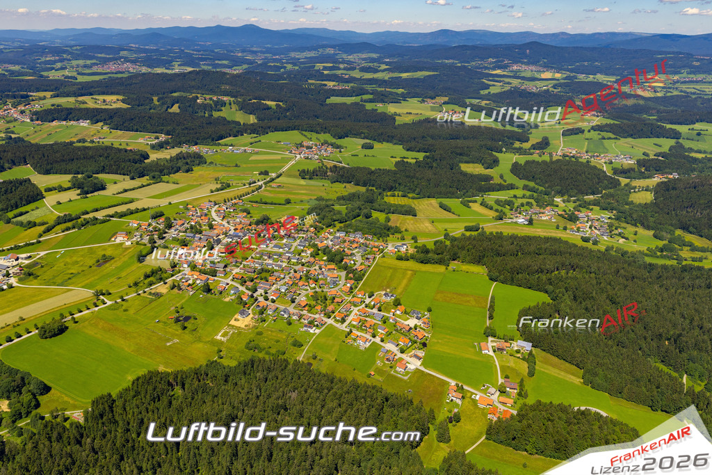 Aktuelles Luftbild von  Schöfweg - Die Luftaufnahme wurde 2022 mittels UL-Flugzeug erstellt ( keine Drohne ) - hochauflösende Kamera-Systeme von  Canon -Beste Qualität - Für grossformatige Ausdrucke geeignet. Die Geschenkidee !