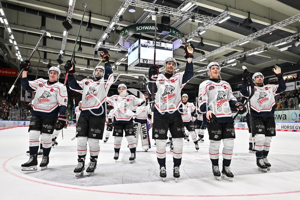 Augsburger Panther - Nürnberg Ice Tigers | AUGSBURG, GERMANY - 23. DECEMBER: Die Spieler der Ice Tigers feiern zusammen mit den Fans den 2-3 Auswärtssieg in Augsburg nach dem Match zwischen den Augsburger Panthern und den Nürnberg Ice Tigers am 31. Spieltag der Penny DEL im Curt Frenzel Stadion